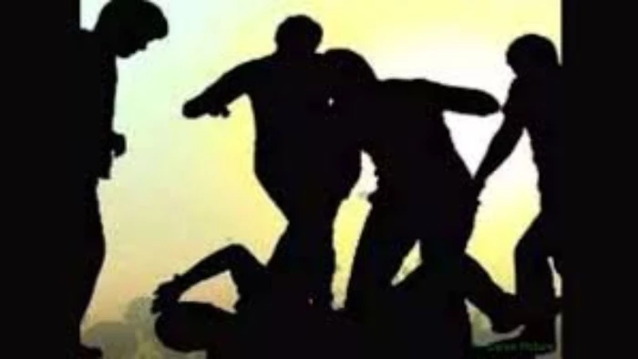 सतना में प्रेमिका को भगाने पहुंचे यूपी के युवक की जमकर पिटाई, खंभे से बांधकर किया हंगामा