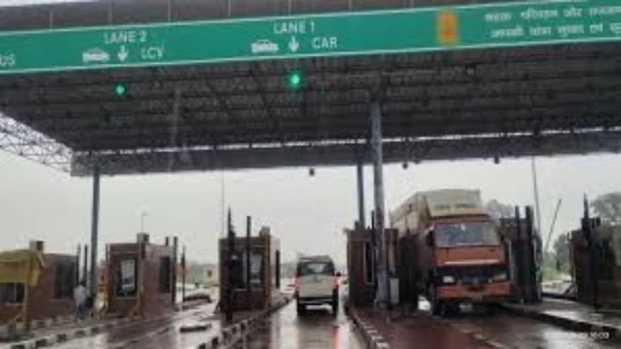 नेशनल हाईवे पर सफर करना होगा महंगा, टोल की नई दरें जारी, एक अप्रैल से पांच से 20 रुपये अतिरिक्त टैक्स देना होगा।