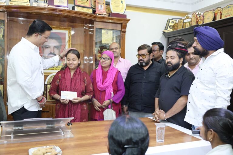 यूथ सिख सेवा समिति भिलाई द्वारा शिक्षा सहायता के अंतर्गत अध्यक्ष इंद्रजीत सिंह छोटू जी की पहल पर पुनः एक जरूरतमंद बेटी की मदद की गई।