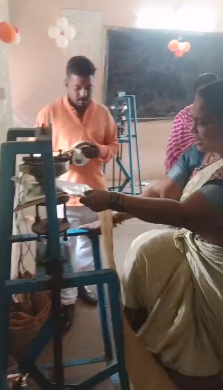 महिलाओं को स्वावलंबी बनाने के उद्देश्य से स्वरोजगार उपलब्ध कराने की प्रशिक्षण दिया जा रहा है। प्रशिक्षण ग्रीष्मकालीन हैं।