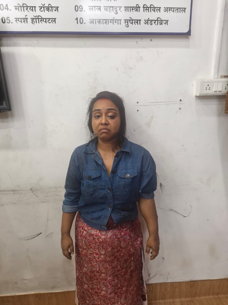 एस टी एफ आरक्षक की पत्नी बेटाकी हत्या लड़की घायल अस्पताल में भर्ती घर के भीतर आरोपी महिला पुलिस हिरासत मे जांच जारी