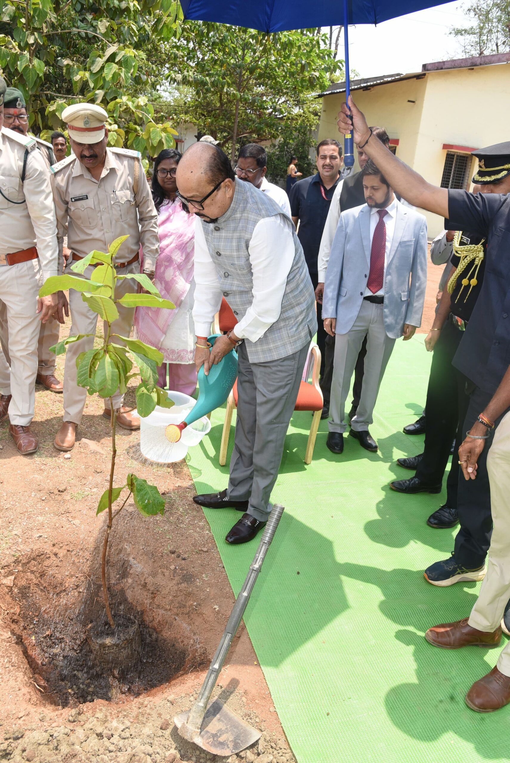 राज्यपाल श्री रमेन डेका ने ली ब्लॉक स्तरीय प्रशासनिक अधिकारियों की समीक्षा बैठक*