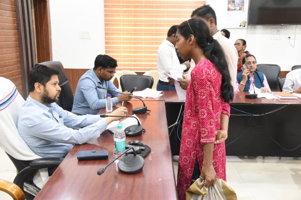 निजी स्कूलों की फीस वृद्धि से नाराज अभिभावक पहुँचे जनदर्शन