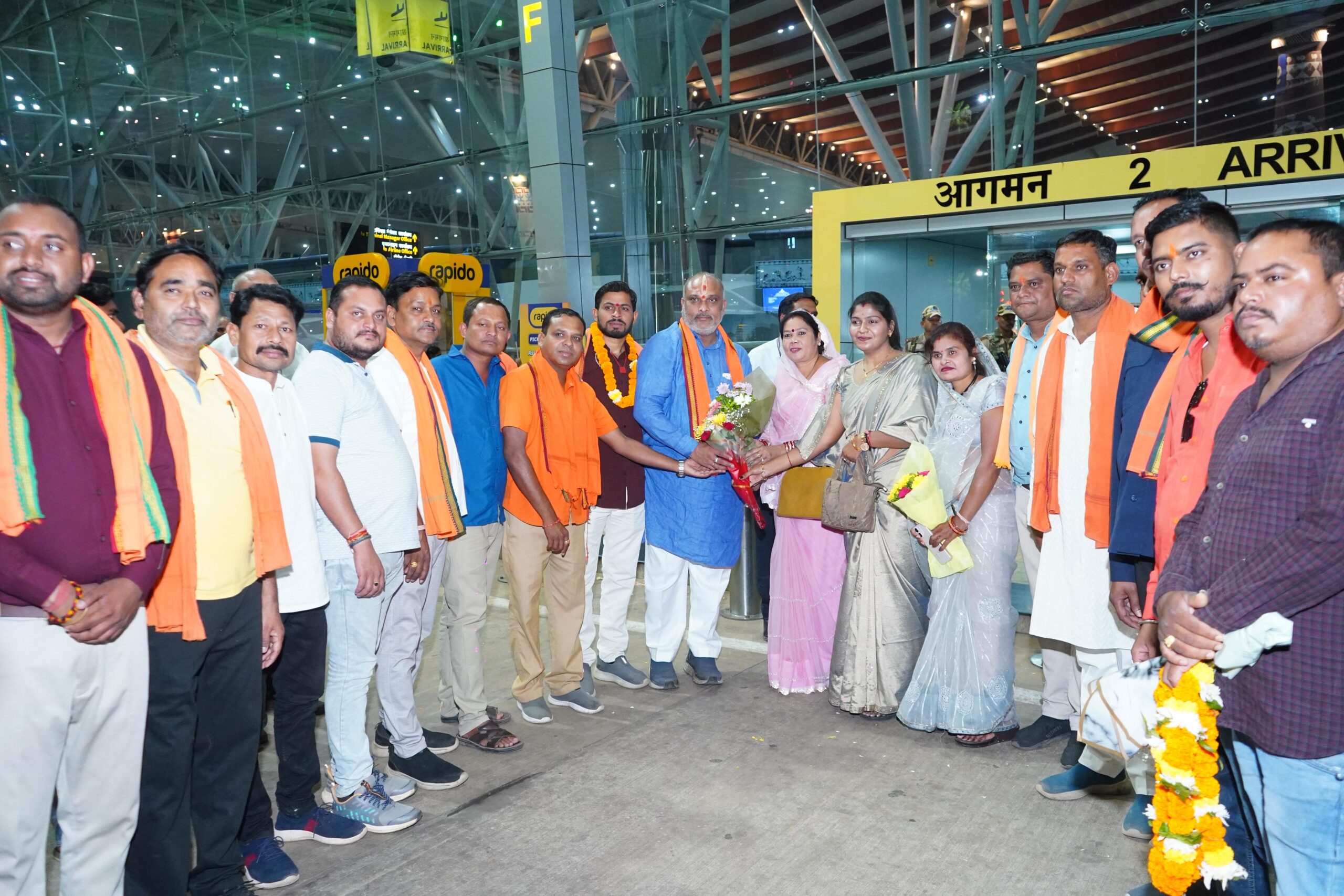 विधायक ललित चंद्राकर, 40 दिन के बंगाल प्रवास के बाद आगमन पर रायपुर एयरपोर्ट पर दुर्ग ग्रामीण के कार्यकर्ताओं ने किया भव्य स्वागत