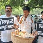 वाराणसी के सुनारों ने अब झालमुरी बेचने का नया धंधा शुरू किया है. आज अपनी दुकानें बंद करके सुनार सड़क पर आए और झालमुरी बेची.