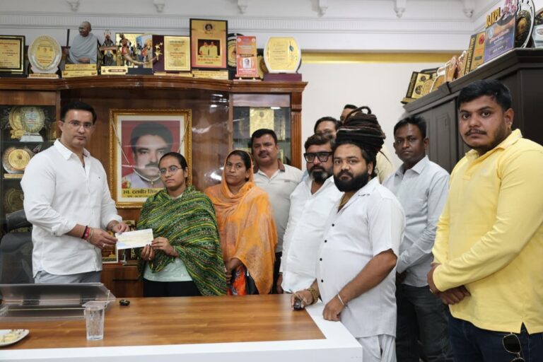 यूथ सिख सेवा समिति भिलाई सर्व समाज कल्याण समिति द्वारा जरूरत विद्यार्थियों को सहायता राशि प्रदान किया गया